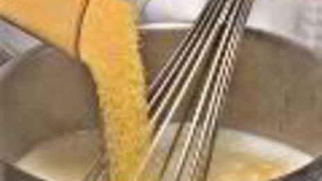 полента с сыром, песто и нутом