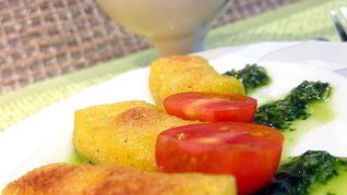 Запеченная полента с песто