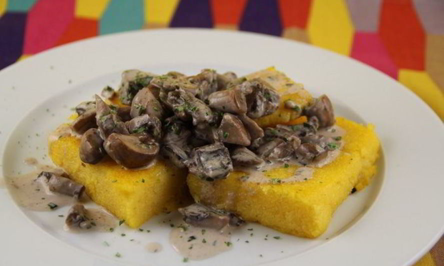 Рецепт жареная полента в соусе из лесных грибов и чеснока