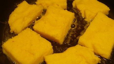 жареная полента в соусе из лесных грибов и чеснока