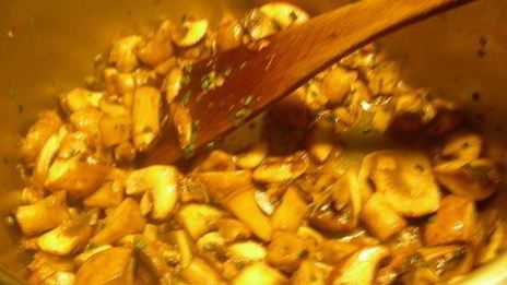 жареная полента в соусе из лесных грибов и чеснока