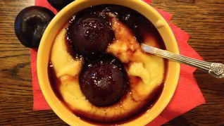 Персиковая манная каша с ломтиками сливы в сиропе