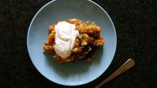 Морковная каша из злаковых хлопьев черносливом