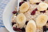 Быстрая овсянка с ягодами и бананами