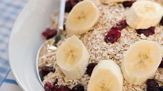Быстрая овсянка с ягодами и бананами