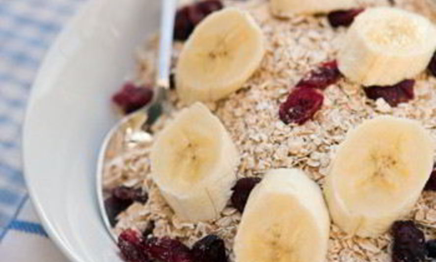 Рецепт быстрая овсянка с ягодами и бананами