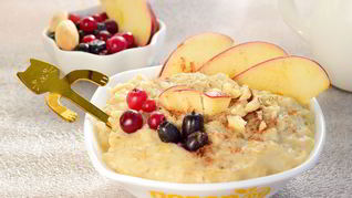 Датская овсянка с кусочками фруктов