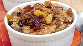 Ирландская овсяная каша с клюквой и изюмом