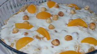 Хрустящая овсянка с йогуртом, персиками и абрикосами