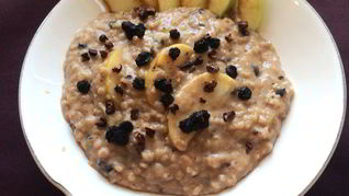 Овсяная каша с антоновкой, сушенной черникой и ревенем