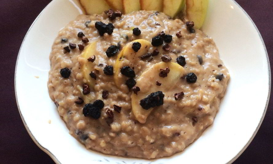 Рецепт овсяная каша с антоновкой, сушенной черникой и ревенем