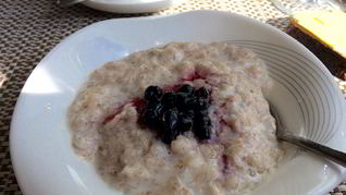 Овсяная каша с черникой и апельсиновой цедрой