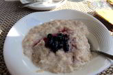 Овсяная каша с черникой и апельсиновой цедрой