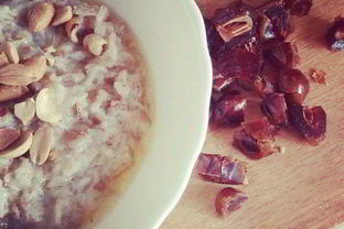 Овсяная каша с финиками