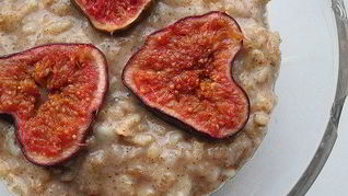 Овсяная каша с инжиром и теплым медовым соусом