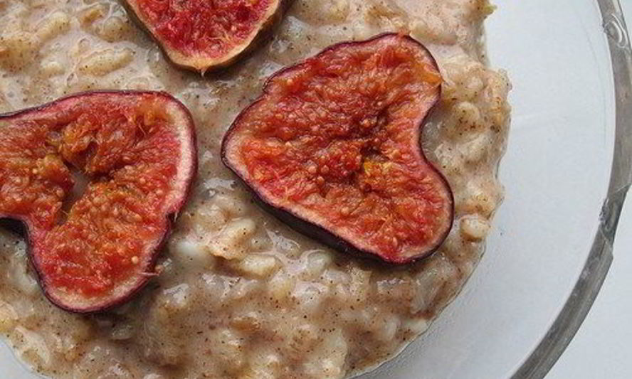 Рецепт овсяная каша с инжиром и теплым медовым соусом