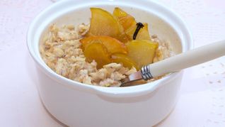 Овсяная каша с карамельными яблоками