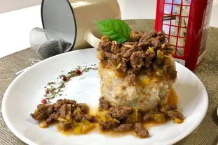 Овсяная каша с мясным соусом и красным вином