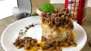 Овсяная каша с мясным соусом и красным вином