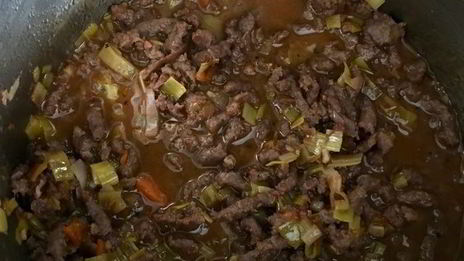 овсяная каша с мясным соусом и красным вином