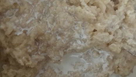 овсяная каша с мясным соусом и красным вином