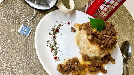 овсяная каша с мясным соусом и красным вином