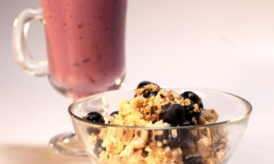 Рецепт овсяная каша с орехами и питьевой йогурт с черникой