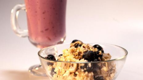 овсяная каша с орехами и питьевой йогурт с черникой