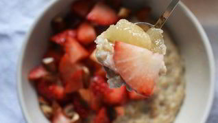 Овсяная каша с ванилью, жареным миндалем и клубникой