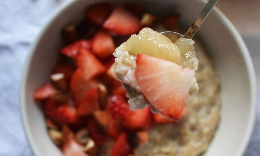 Рецепт овсяная каша с ванилью, жареным миндалем и клубникой