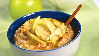 Овсяная каша с яблоками и корицей