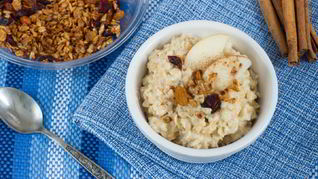 Овсяная каша с яблоком и корицей