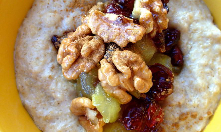 Рецепт овсяная каша с яблоком, клюквой и грецким орехом