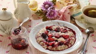 Овсяная каша с ягодами, апельсином и корицей