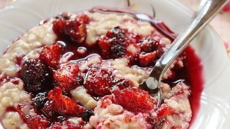 овсяная каша с ягодами, апельсином и корицей