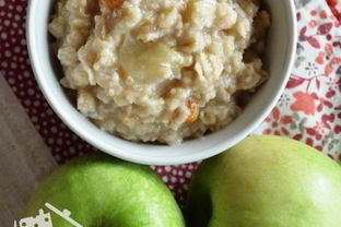 Овсяная каша с жареными яблоками