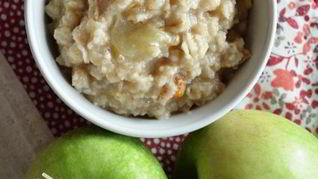 Овсяная каша с жареными яблоками