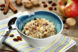 Овсянка с сухофруктами и орехами