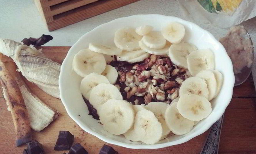 Рецепт овсянка с темным шоколадом, бананом и грецким орехом