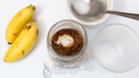овсянка в банке с какао и бананом