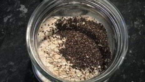 овсянка в банке с отрубями и фруктами