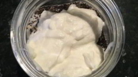 овсянка в банке с отрубями и фруктами