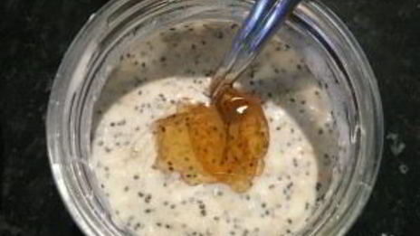 овсянка в банке с отрубями и фруктами