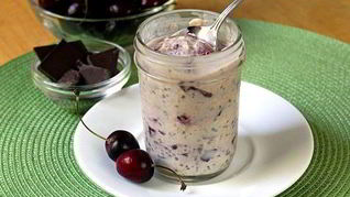 Овсянка в банке с вишней и шоколадной крошкой