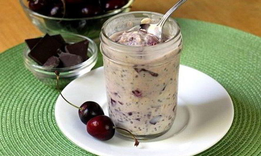 Рецепт овсянка в банке с вишней и шоколадной крошкой