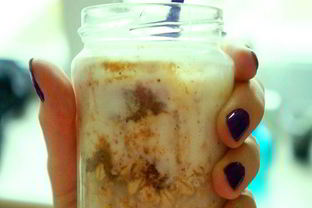 Овсянка в банке с яблоком и карамелью