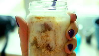 Овсянка в банке с яблоком и карамелью