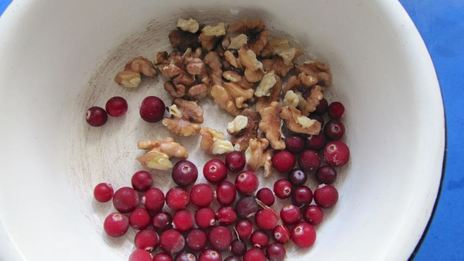 овсянка, запеченная с яблоками, клюквой и грецкими орехами