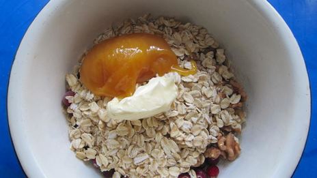 овсянка, запеченная с яблоками, клюквой и грецкими орехами