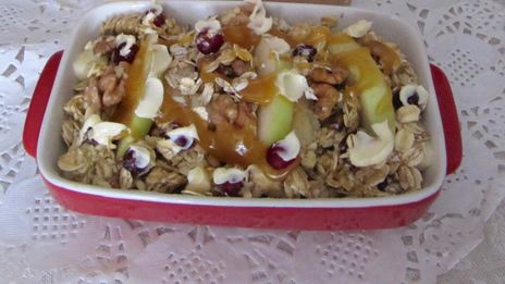 овсянка, запеченная с яблоками, клюквой и грецкими орехами